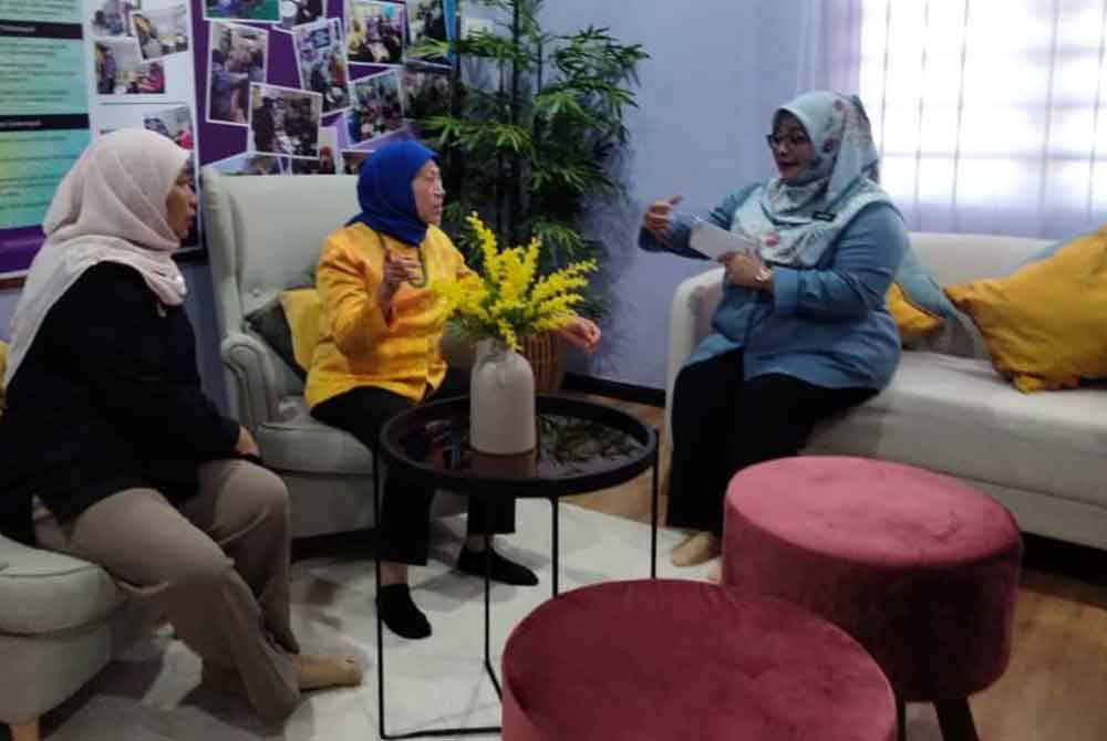 Nancy (tengah) mendengar taklimat mengenai bilik kaunseling di PSSS Transit Rantau Panjang pada Selasa.