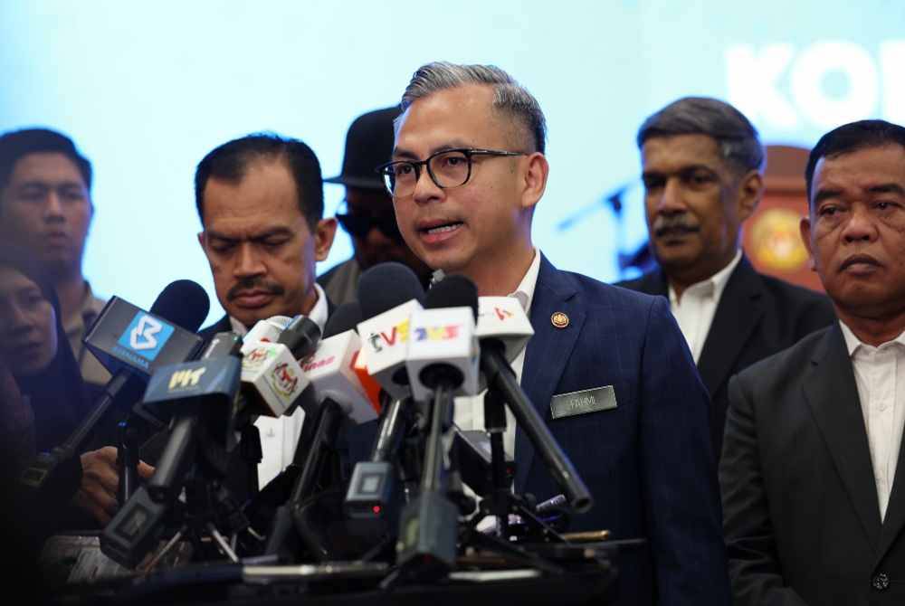 Fahmi Fadzil ketika sidang akhbar sempena peluncuran Kod Etika Wartawan Malaysia pada Selasa. Foto Bernama