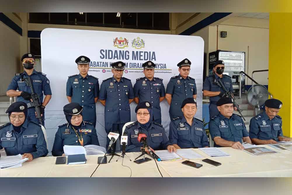 Norlela (tengah) ketika sidang akhbar di pejabat Jabatan Kastam Diraja Malaysia (JKDM) Wilayah Tengah di Pelabuhan Klang di sini pada Selasa.