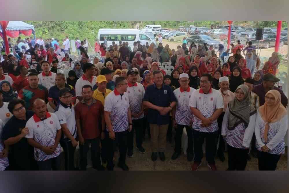 Ramlan bergambar bersama tetamu dan penduduk kampung ketika merasmikan Projek Eko Pelancongan Desa Lestari Gua Sireh dan Program My Desa My Destination di Baling pada Selasa.