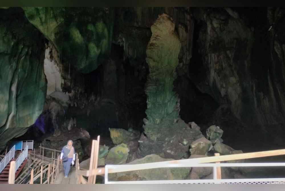 Batu besar di muka pintu Gua Sireh yang terbentuk seakan-akan gubahan sireh junjung menarik perhatian pengunjung.