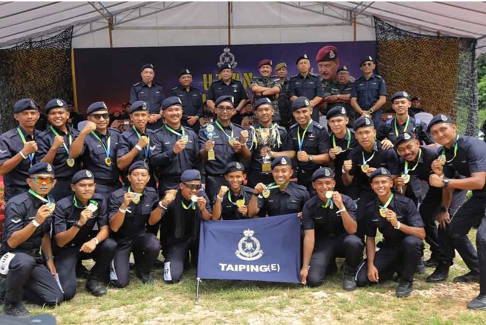 Mohd Yusri bergambar bersama pemenang tempat pertama dari Ibu Pejabat Polis Daerah Taiping pada program Ujian Mara Lasak KP Hero Perak 2024 di Padang Tembak Markas Briged Utara Pasukan Gerakan Am, Ulu Kinta, hari ini. - Foto: Bernama