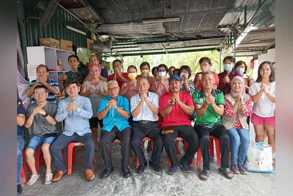 Hassan (tengah) selepas menyampaikan bakul makanan kepada 30 penerima di Rumah Pangsa Permas Jaya, Pasir Gudang pada Selasa.