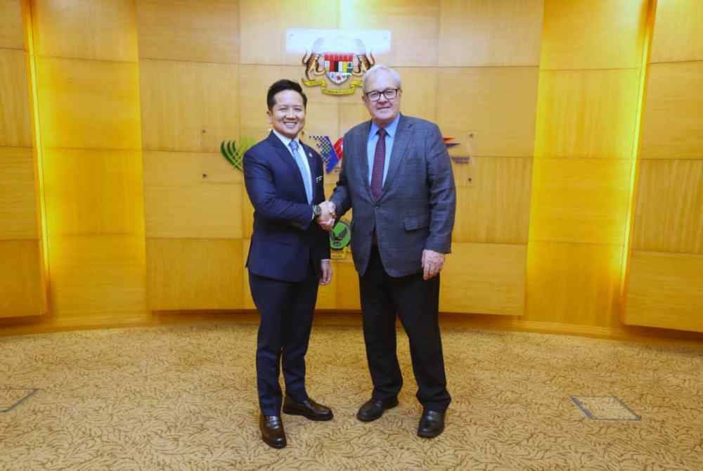 Arthur (kiri) bersama Lawrance ketika pertemuan di Putrajaya pada Selasa.