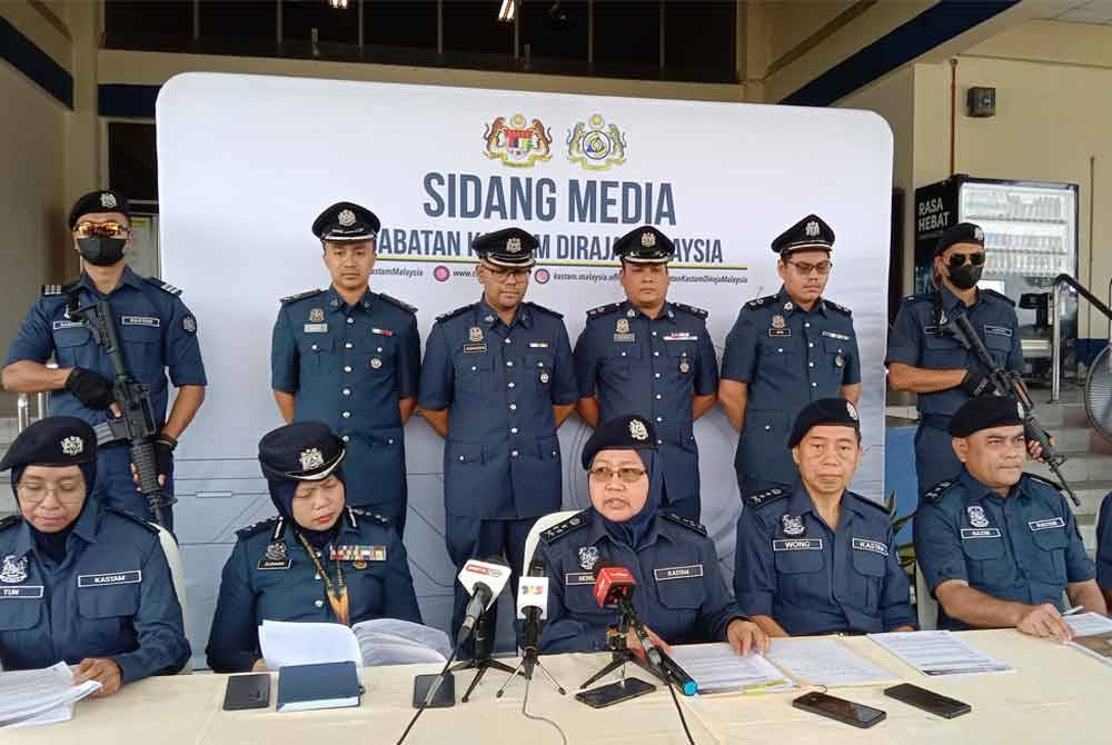 Norlela (tengah) ketika sidang akhbar di pejabat Jabatan Kastam Diraja Malaysia (JKDM) Wilayah Tengah di Pelabuhan Klang di sini pada Selasa.