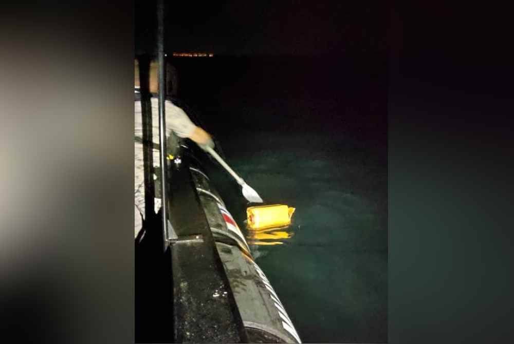 Tong kuning mengandungi daun ganja segar yang dibuang suspek ke laut sebelum melarikan diri.