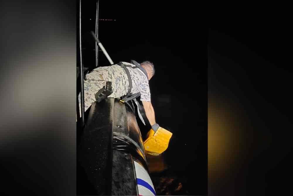 Anggota penguat kuasa Maritim Malaysia merampas daun ganja segar diisi dalam tong kuning yang cuba diseludup dari Thailand.