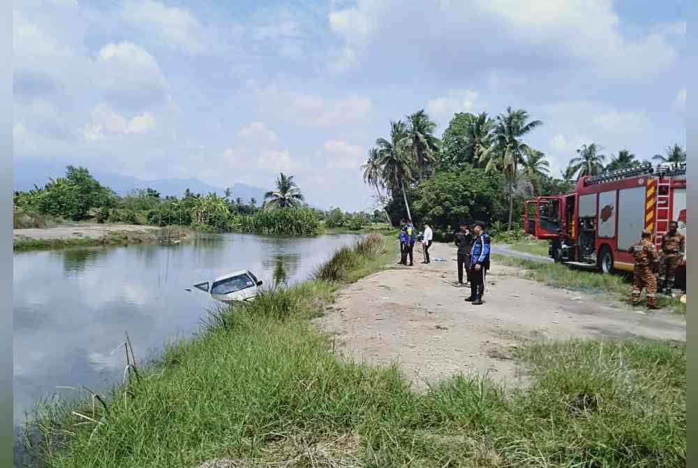 Mangsa yang memandu kenderaan terbabas menyebabkan terjunam ke dalam sungai sebelum diselamatkan penduduk kampung.