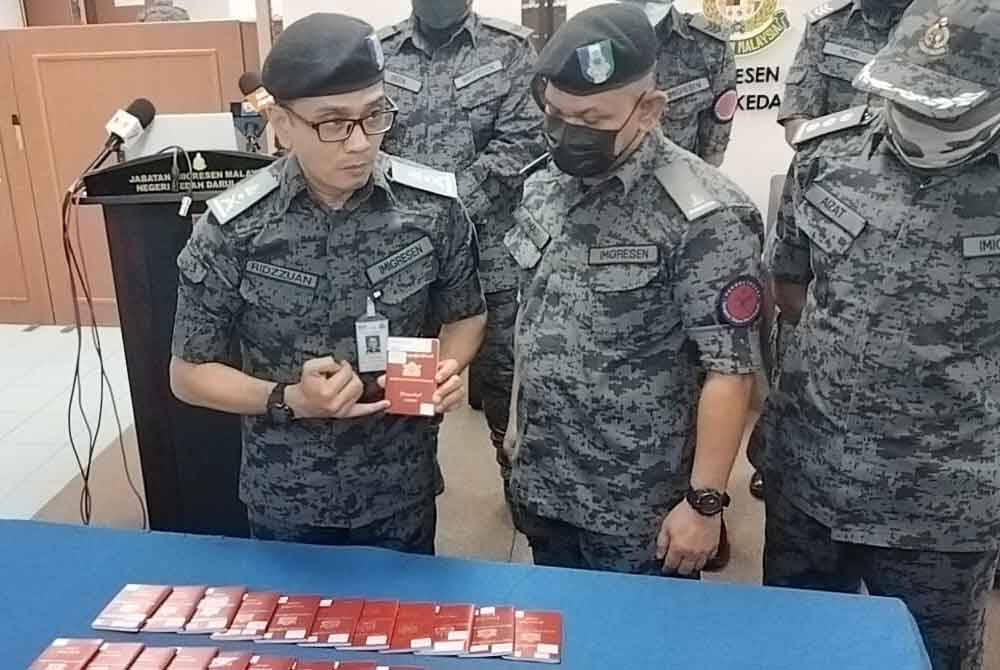 Mohd Ridzzuan (kiri) pada sidang akhbar di Alor Setar pada Selasa.