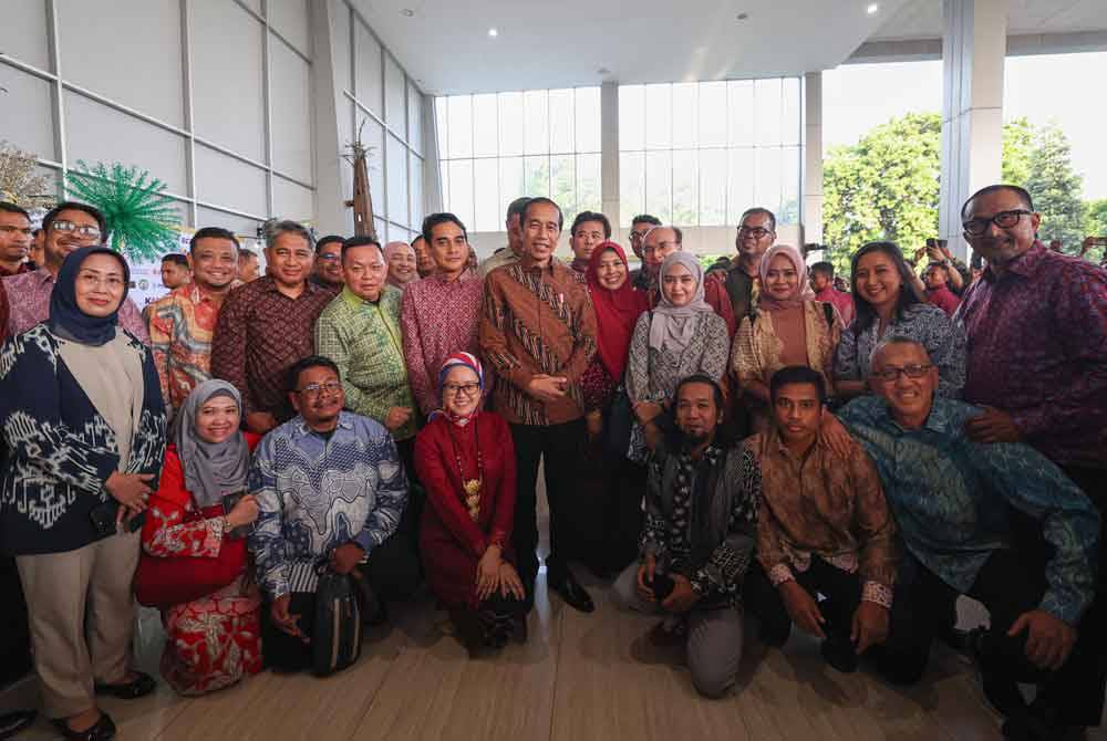 Jokowi bergambar bersama delegasi Malaysia.