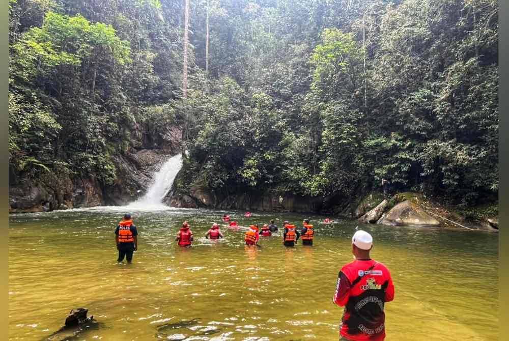 Jenazah mangsa timbul selepas salah seorang ahli keluarga mangsa melakukan azan di tempat kejadian. Foto ihsan PDRM