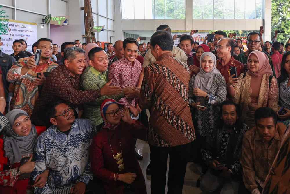 Jokowi beramah mesra dengan delegasi Malaysia. Foto Bernama