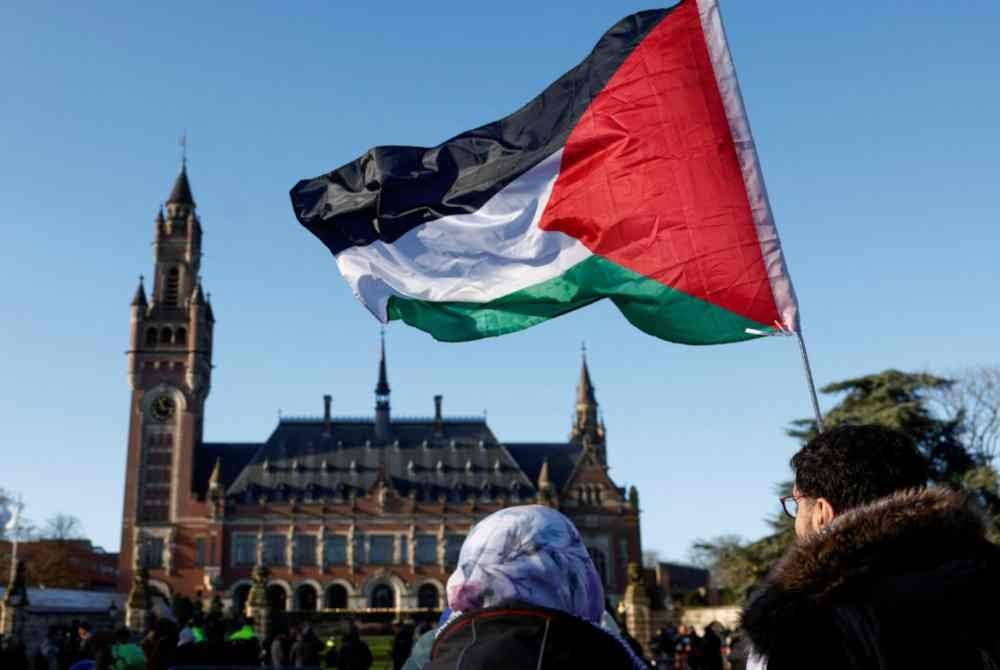 Penunjuk perasaan pro-Palestin turut berhimpun di luar mahkamah sebagai tanda solidariti.