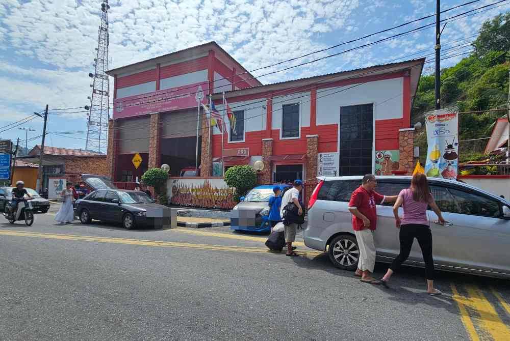 
Tindakan kereta awam dipercayai kenderaan sewa parkir di hadapan Balai Bomba dan Penyelamat Pulau Pangkor menyukarkan pergerakan jentera pasukan penyelamat.