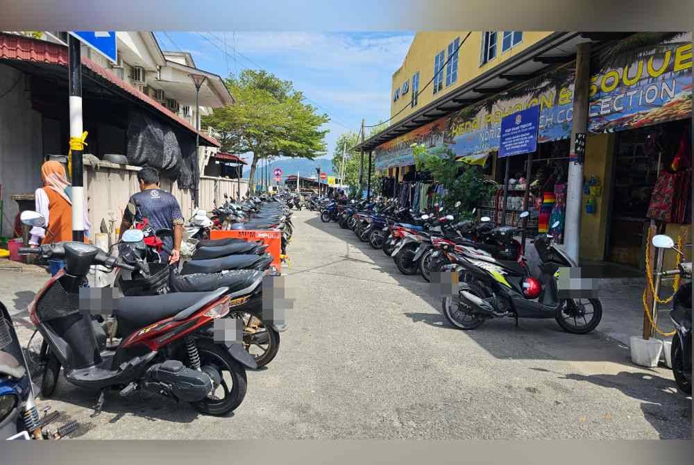 Lambakan motosikal sewa dilihat memenuhi ruangan parkir di tepi Jeti Pulau Pangkor