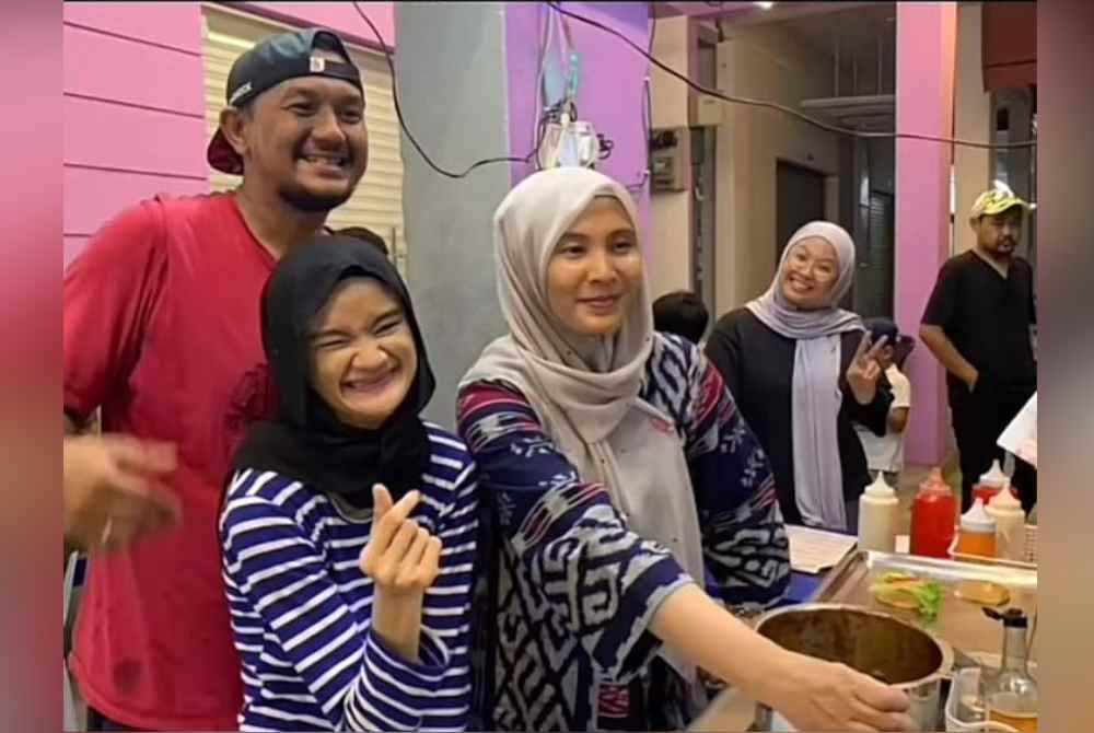 Wanita kurang upaya (OKU), Jaheerah Nadzri yang mesra dipanggil Eerah teruja dengan kehadiran anak sulung Perdana Menteri, Nurul Izzah Anwar di gerai burgernya di Kota Warisan Sepang pada Isnin.