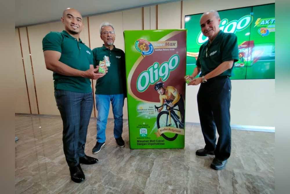 Tengku Putra Alhaj (kanan) bersama Azizulhasni (kiri) pada majlis pelancaran pek baharu Oligo Pocket Rocketman di Sungai Buloh pada Selasa.