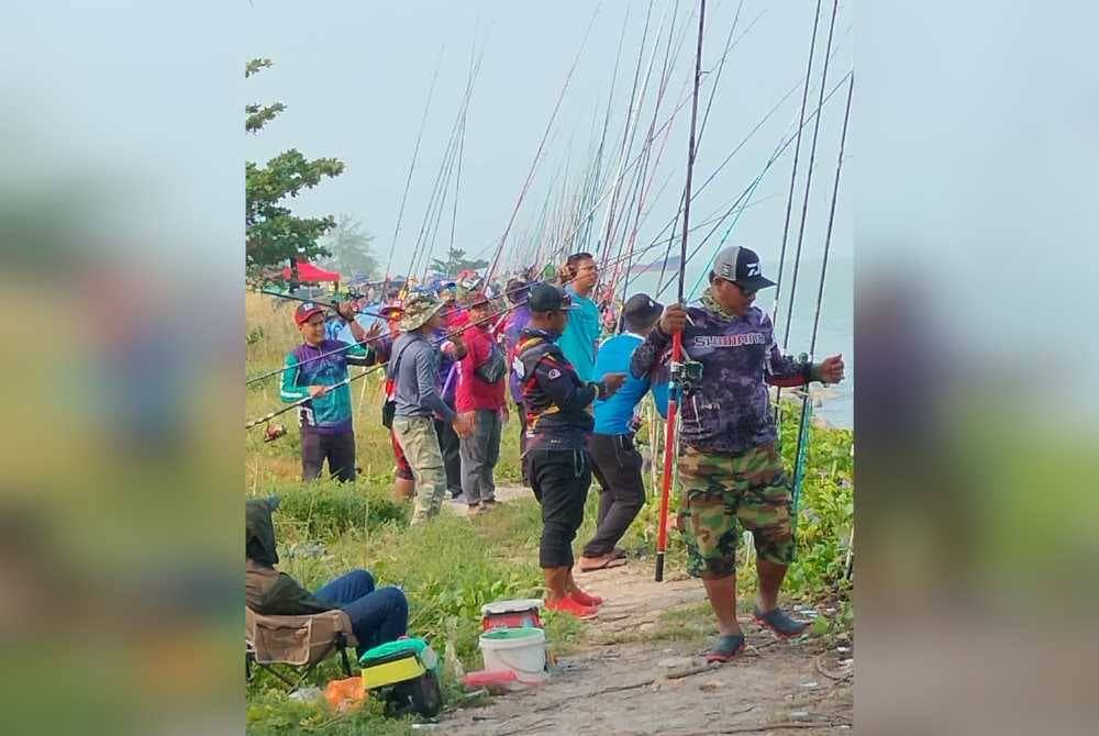 Sebahagian daripada peserta pertandingan memancing di Pantai Tambak Klebang baru-baru ini.