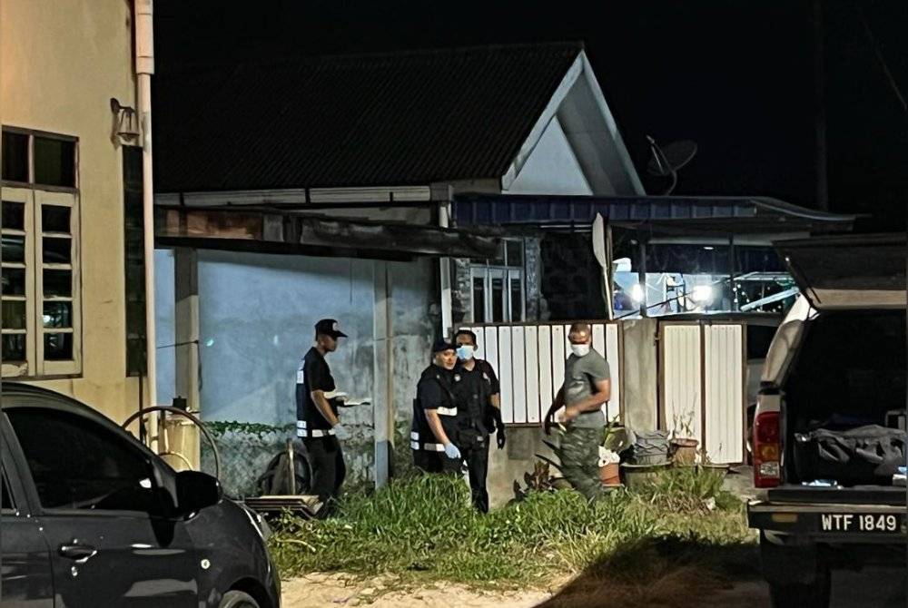 Pasukan forensik tiba di lokasi kejadian sebaik menerima laporan berhubung penemuan mayat di sebuah rumah di Taman Permint Perdana, Seberang Takir di Kuala Nerus pada Selasa.