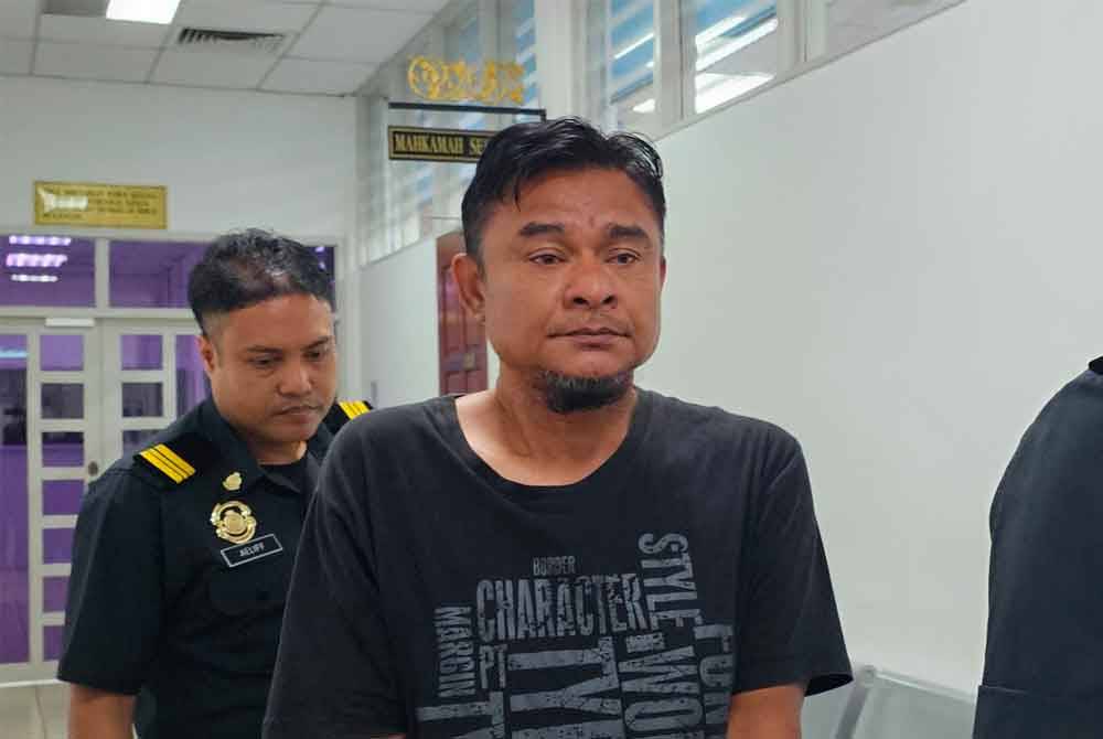 Napphon Abdulloh (tengah) dibawa keluar dari Mahkamah Sesyen Taiping setelah pertuduhan menyeludup keluar petrol bersubsidi ke Thailand, Sabtu lalu.