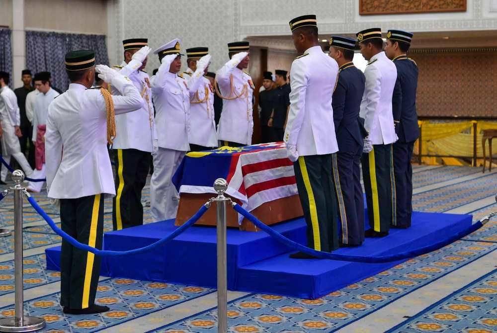 Jenazah Taib Mahmud diberikan penghormatan terakhir di Dewan Syarahan Utama, Masjid Negara, hari ini. Foto Bernama