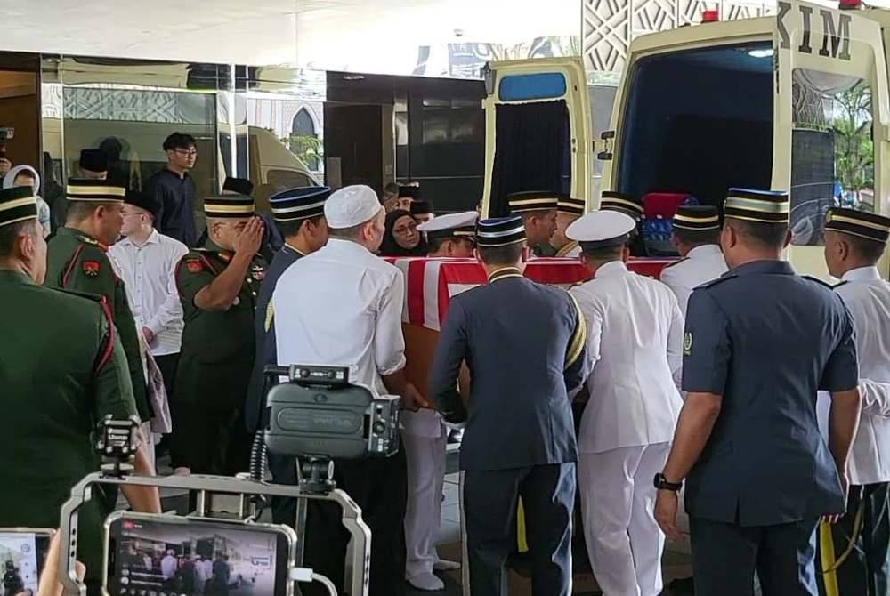 Jenazah Taib Mahmud dibawa ke Pengkalan Udara TUDM selepas selesai upacara penghormatan terakhir di Masjid Negara, Kuala Lumpur pada Rabu.