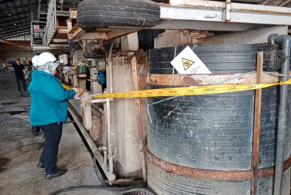 Pemeriksaan dilakukan ke atas kilang yang didakwa mengeluarkan bau busuk sehingga boleh bau ke perumahan penduduk. Foto JAS