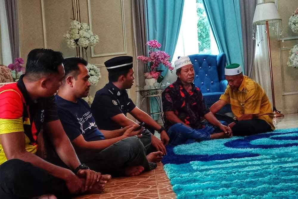 Abd Rahman (dua dari kanan) dilihat sebak ketika meluahkan mengenai kejadian semasa kunjungan polis dari
JPJKK IPD Jempol dan Balai Polis Batu Kikir.