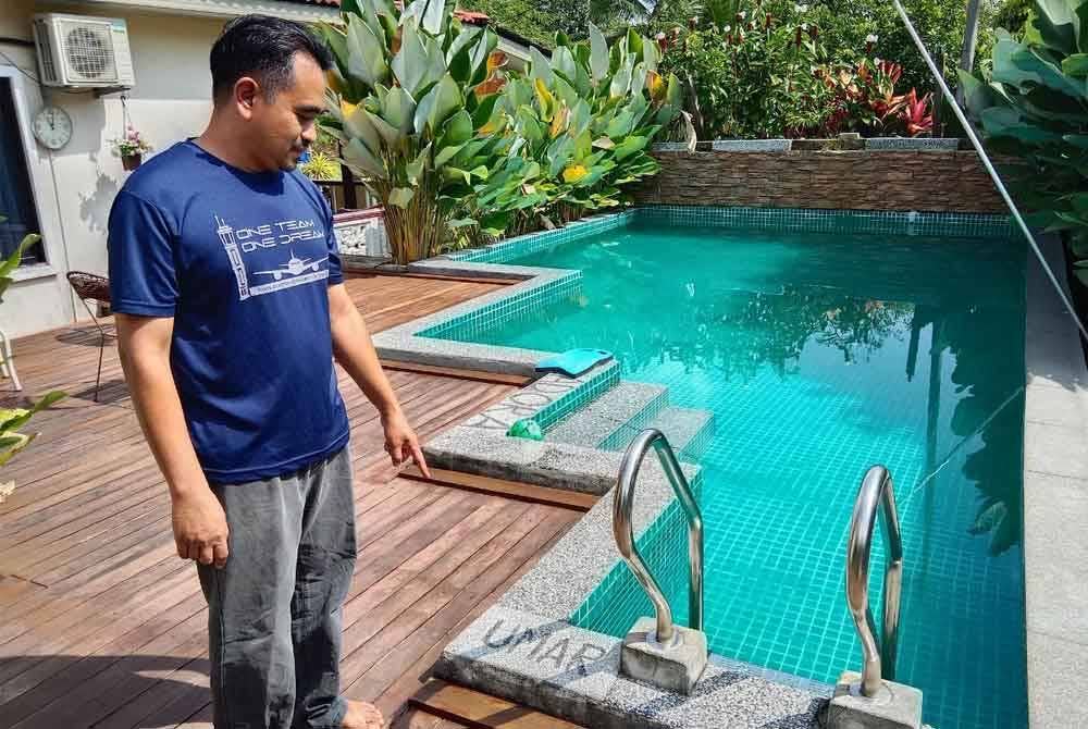 Amir Zulhairi menunjukkan kolam renang yang dibina untuk Umar dan Edora dibina oleh Abd Rahman.