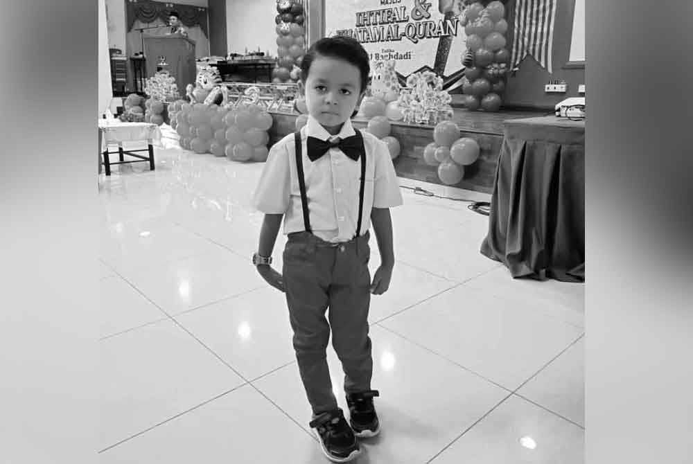 Umar maut dihempap pokok dalam kejadian di sebuah pusat rekreasi di Batu Kikir di Jempol pada Selasa.