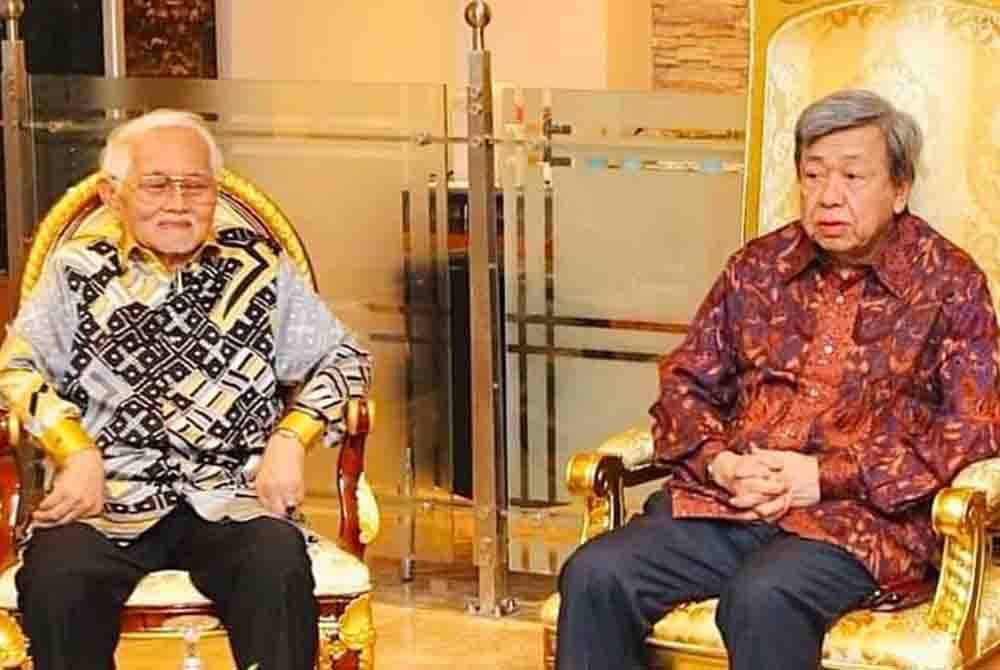 Kenangan Allahyarham ketika bersama Sultan Sharafuddin. Foto Facebook Selangor Royal Office