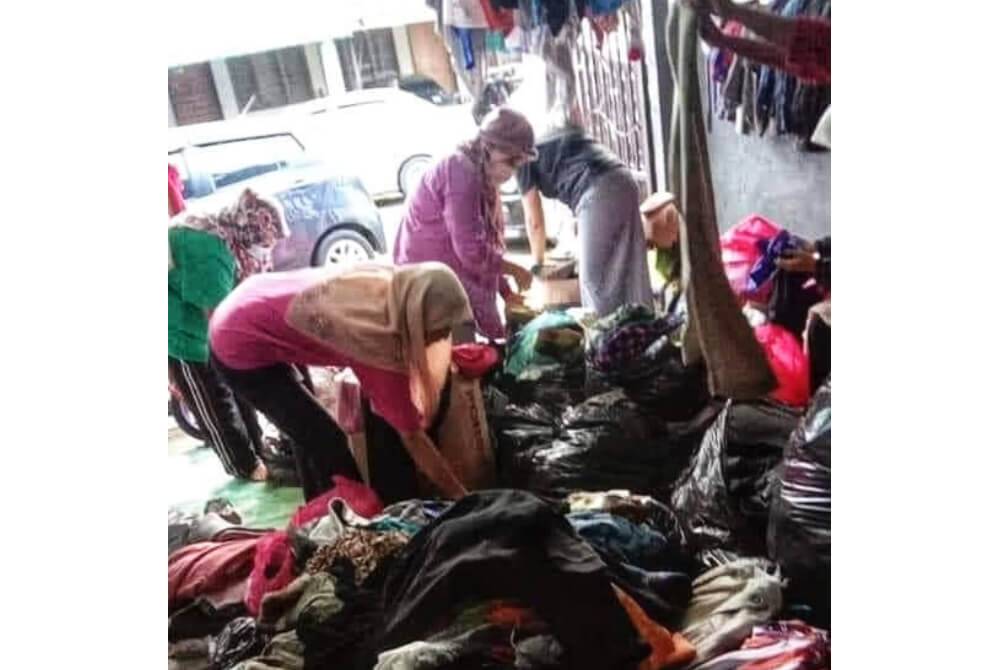 Antara orang ramai yang datang memilih pakaian yang diserahkan dan dihantar ke rumah Nur Farhanna.