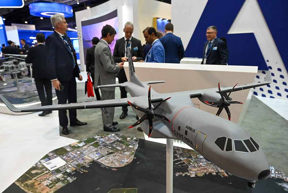 Model miniatur Airbus C295 dipamerkan pada Pertunjukan Udara Singapura 2024. Foto AFP