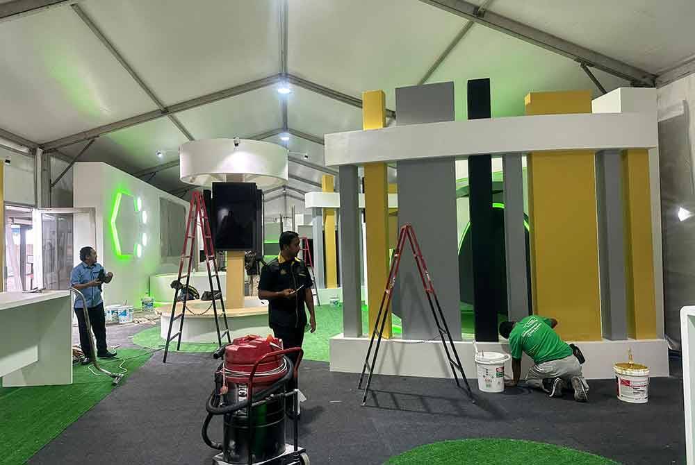 Para petugas sedang giat membuat persiapan PMR 2024 Zon Tengah di Kompleks Sukan Kuala Selangor yang bakal berlangsung pada 23 hingga 25 Februari ini.