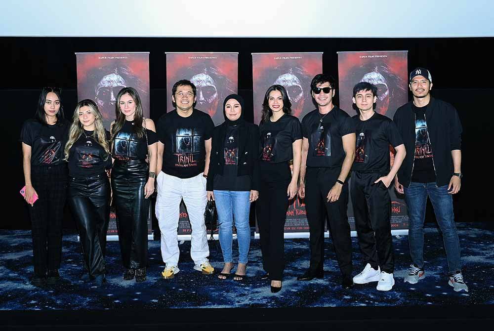 Barisan pelakon Trinil : Kembalikan Tubuhku bersama pengarah, Hanung (empat dari kiri) dan penerbit, Azlin Hida (lima dari kiri).