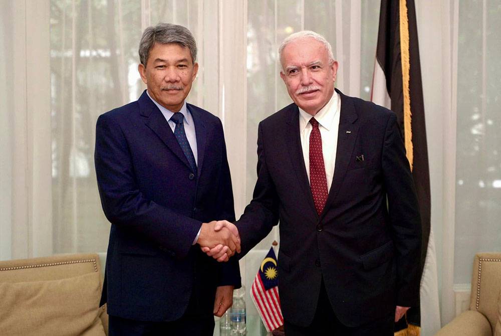 Mohamad bersalam dengan Riyad Al Malk ketika kunjungan di pejabatnya. Foto FB mohamad