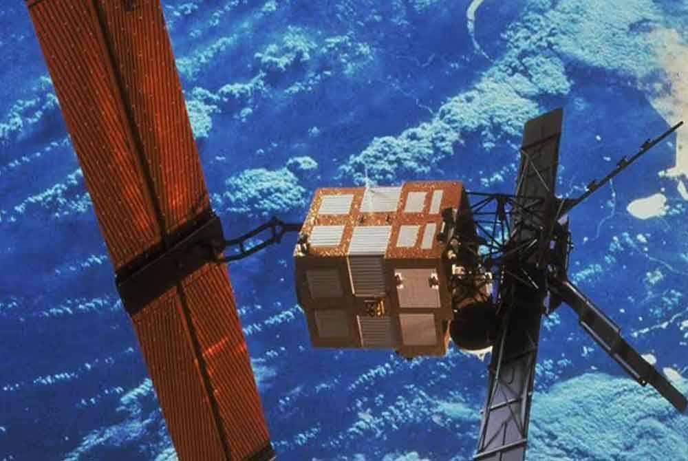 Ilustrasi satelit ERS-2 di angkasa lepas.