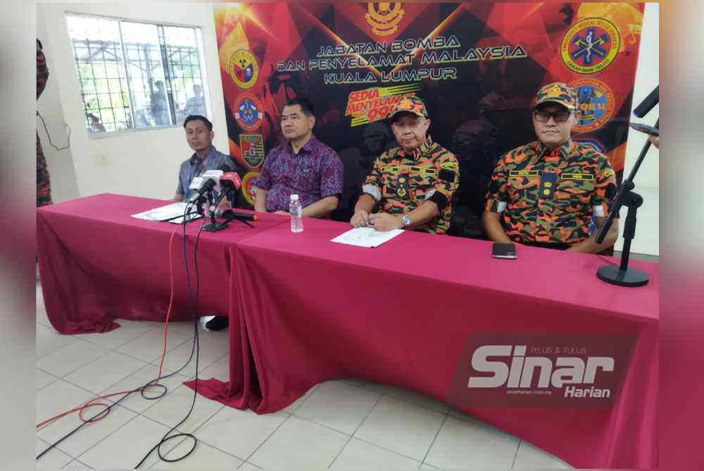 Muhammad Salleh (dua, kanan) mengadakan sidang media di Perumahan Awam Sri Sabah pada Khamis.