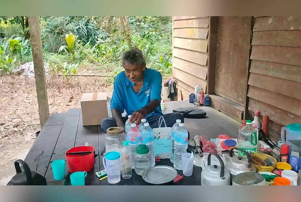 
Zainuddin tinggal di anjung ekoran rumahnya yang usang di Kampung Pekajang.