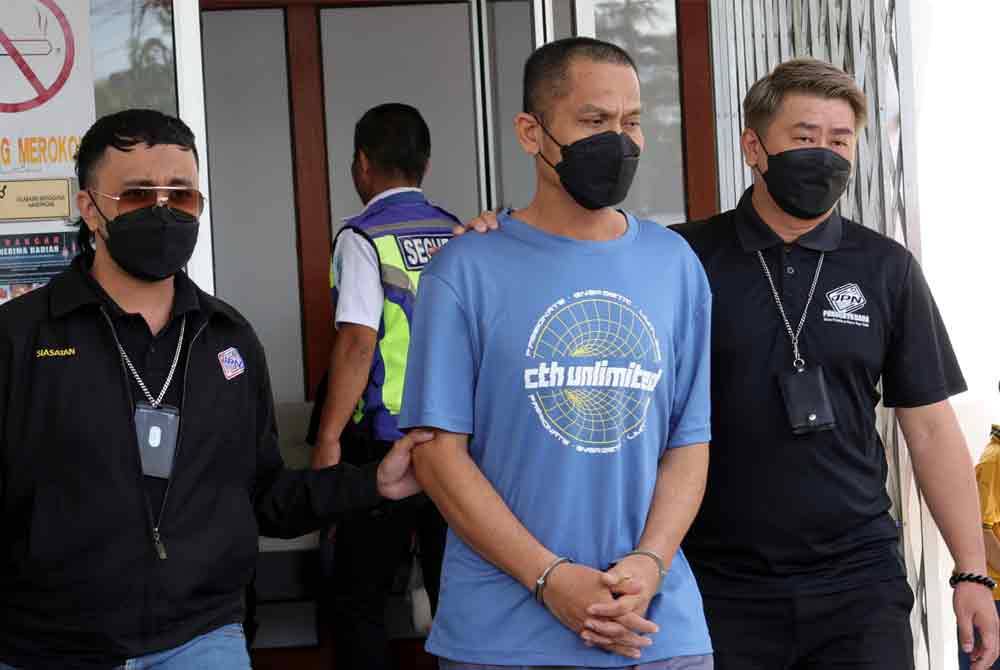 Tertuduh (dua dari kanan) diiringi pegawai Jabatan Pendaftaran Negara (JPN) keluar dari Mahkamah Majistret Keningau hari ini. Foto Bernama
