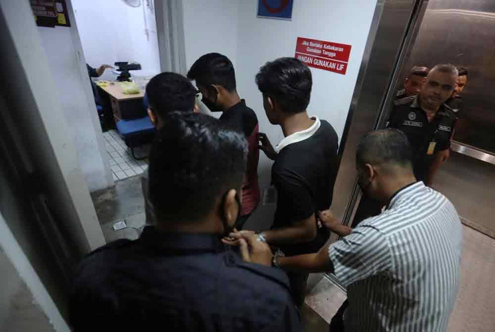 Tertuduh dibawa keluar dari Mahkamah Majistret di Kuala Terengganu pada Khamis.