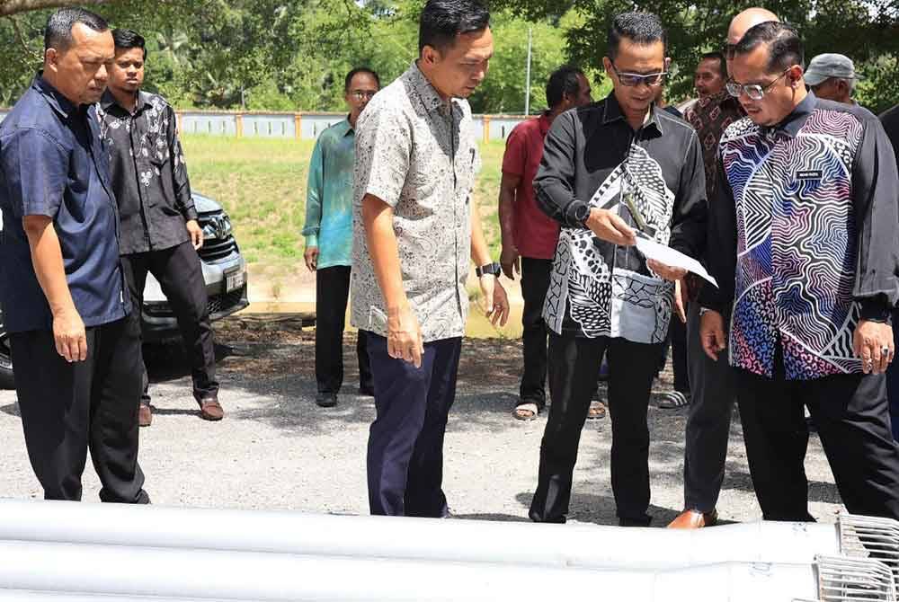 Kakitangan KADA memberi penerangan kepada Mohd Faizul (kanan) berkaitan persiadaan El Nino.