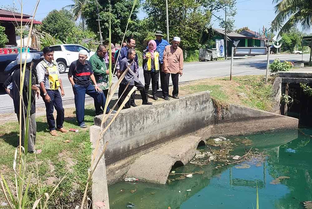 Penduduk bersama kakitangan beberapa agensi meninjau keadaan sistem perparitan di Kampung Gunung Sali.