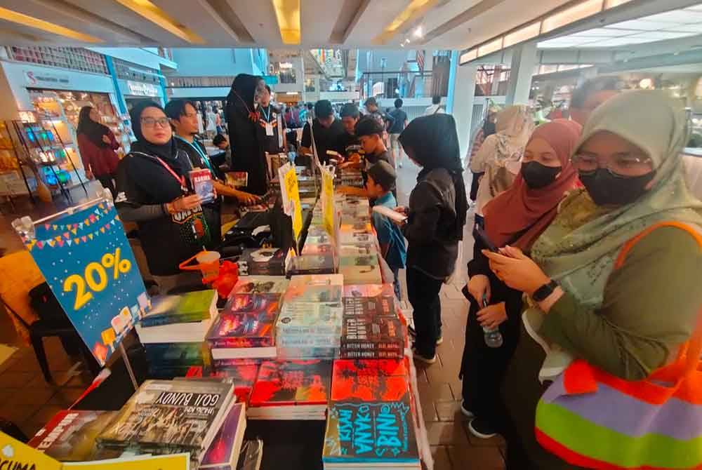 Kehadiran orang ramai di Pesta Buku Alternatif Kuala Lumpur agak luar biasa walaupun semasa hari bekerja.