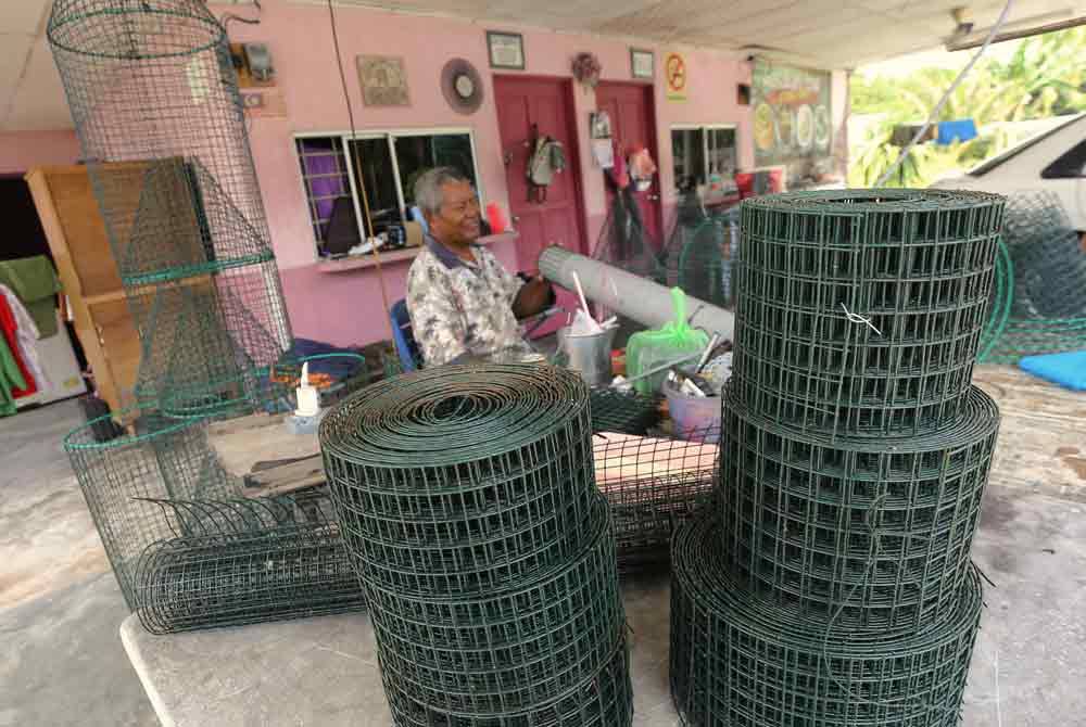 Kos membeli dawai bagi menghasilkan bubu udang bersaiz kecil dengan ketinggian 1.2 meter adalah sebanyak RM24 manakala saiz besar setinggi 2.1 meter pula RM56. Foto Bernama