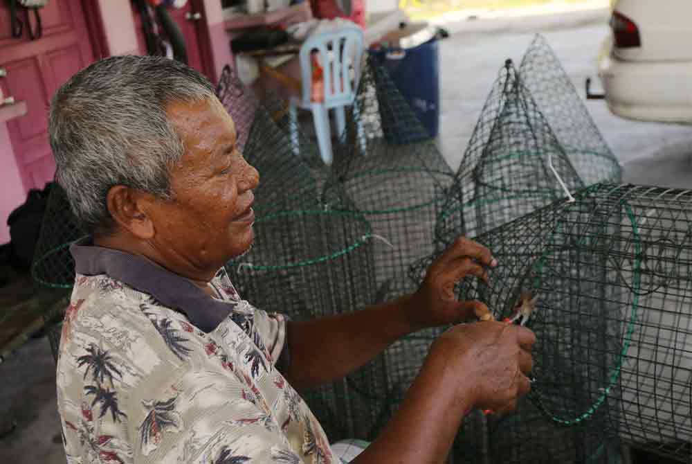 Kemahiran menghasilkan gerogoh atau gogoh tradisional semakin luput dalam masyarakat, apatah lagi bahan-bahan untuk penghasilan alat ini seperti buluh dan rotan kini sukar didapati. - Foto Bernama