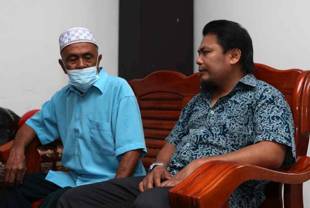 Mohd Asna (kanan) ketika mengunjungi rumah keluarga Allahyarham Shahril.
