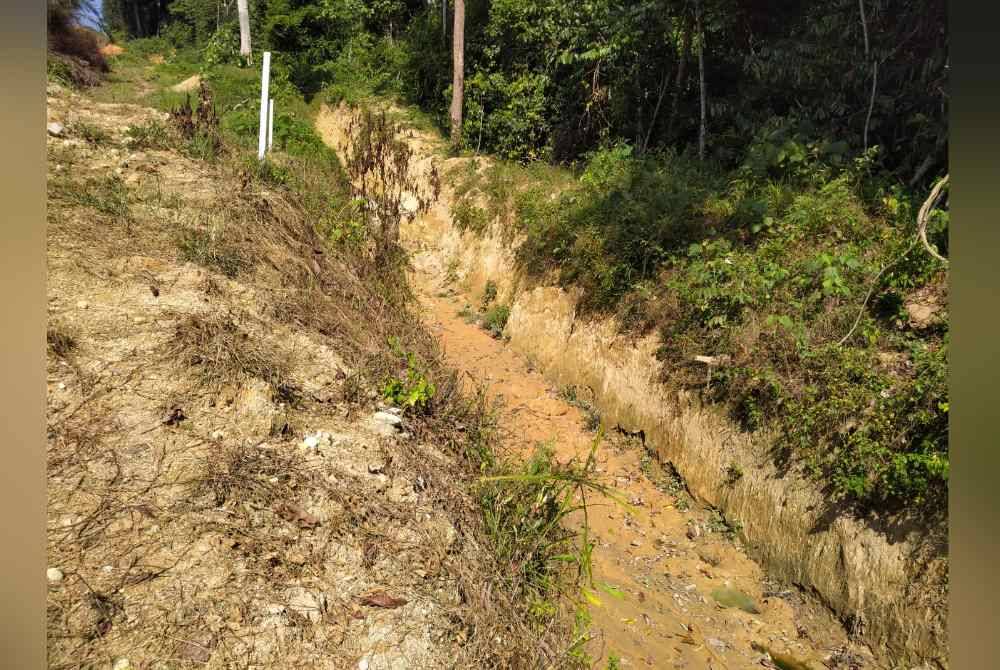 Sebahagian kawasan parit yang dibina bagi menghalang haiwan liar itu memasuki kawasan ladang kelapa sawit.