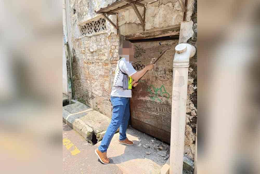 Anggota KPDN Kuala Lumpur sedang memecahkan sebuah premis dipercayai menyimpan pelbagai barangan tiruan dalam operasi yang dijalankan pada Rabu.