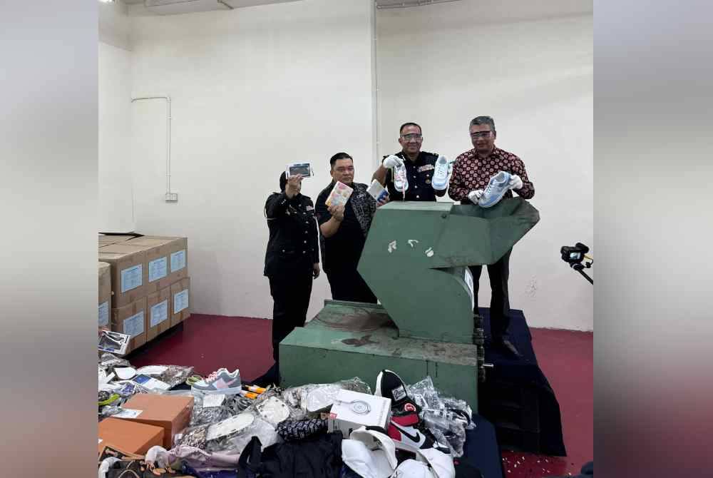 Zakaria (kanan) bersama Ariffin (dua dari kiri) ketika Majlis Pelupusan Mega di Kompleks Sentral Segambut pada Khamis.